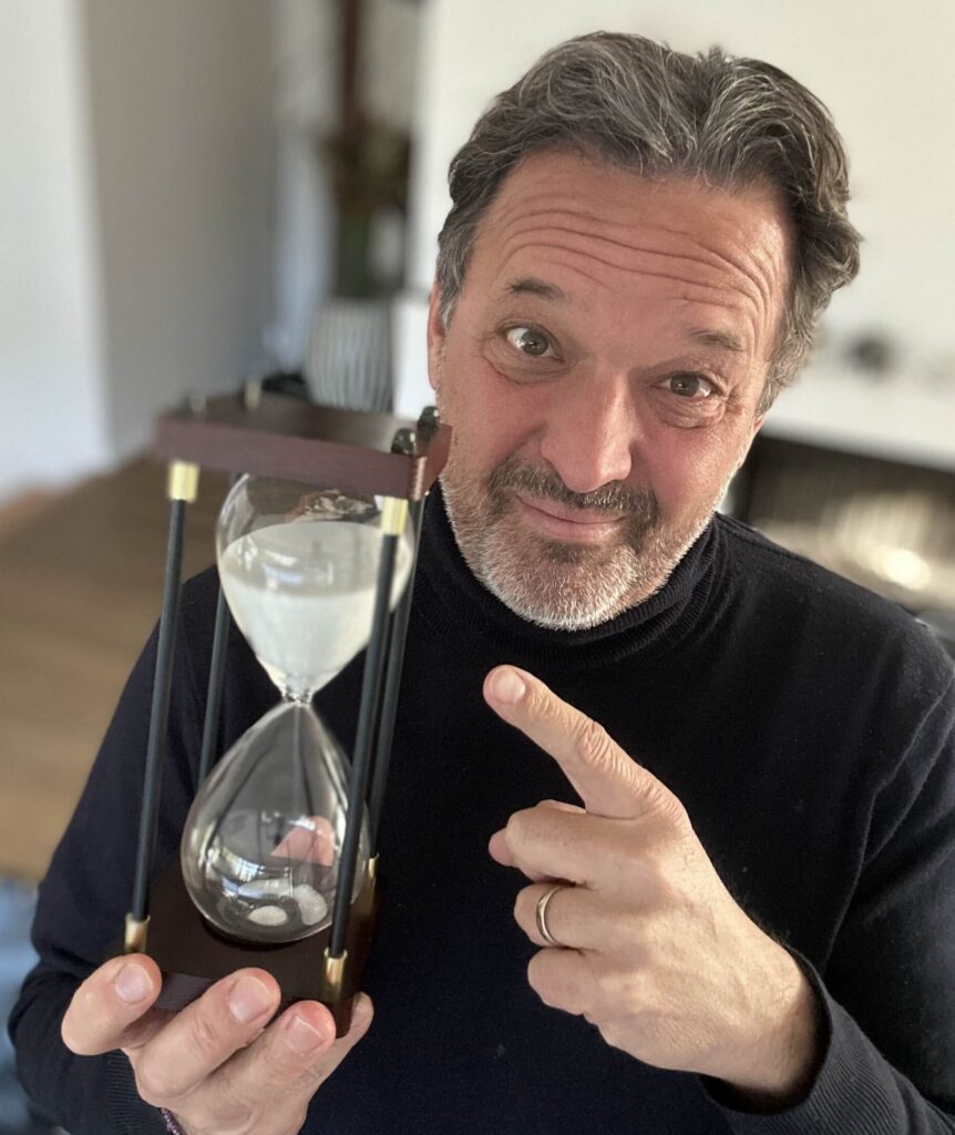 Laurent Pellet, Mr Temps, tenant son sablier