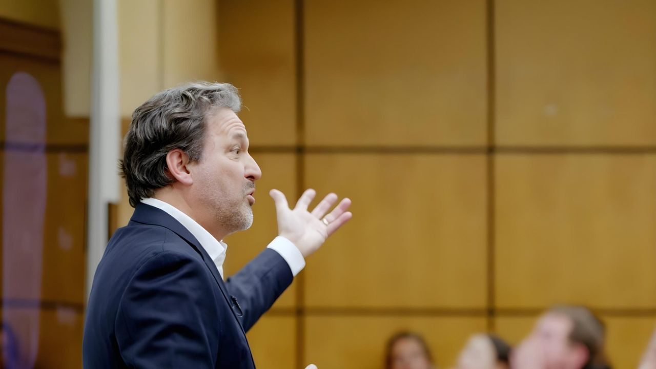 Laurent Pellet en conférence devant une salle